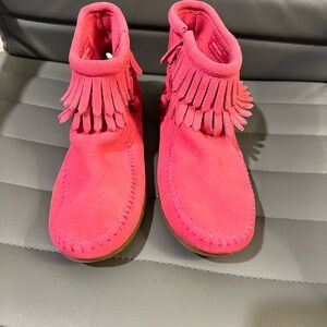 BRAND NEW Minnetonka Kids’Double Fringe Size Zip Bootie Hot Pink Girls Size 3